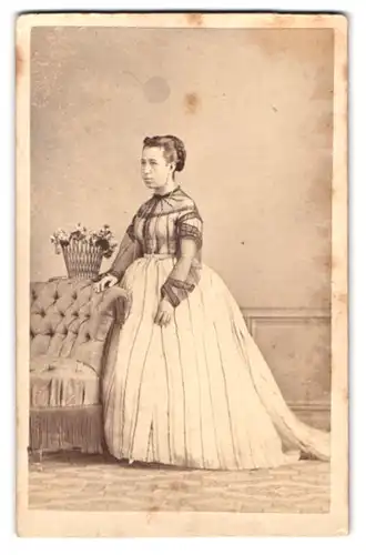 Fotografie unbekannter Fotograf und Ort, Portrait junge Frau im gestreiften Kleid mit Tüllbluse