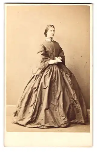 Fotografie London Stereoscopic Co., London, Regent St. 110, Portrait Dame im seidenen Biedermeierkleid mit Brief, 1863