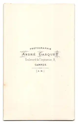 Fotografie Andre Gasquet, Cannes, Boulevart de l`Imperatrice 8, Portrait Dame im dunklen Kleid mit Hut