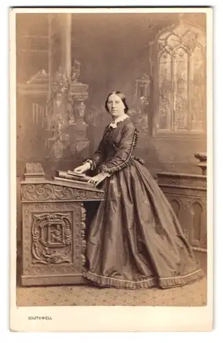 Fotografie Southwell Brothers, London, 22 Baker Street, Portrait Dame im Biedermeierkleid am Lesepult, 1864