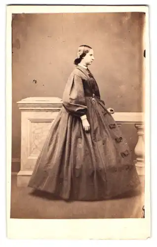 Fotografie Ayers, Yarmouth, Clarence Place 3, Portrait junge Frau im reifrock Kleid stehend im Seitenprofil, 1862