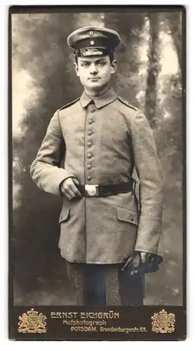 Fotografie Ernst Eichgrün, Potsdam, Brandenburgerstr. 63, Portrait Soldat in Feldgrau Uniform mit Schirmmütze