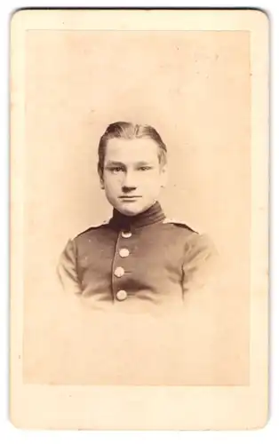 Fotografie Albert Grundner, Berlin, Leipziger-Str. 50, Portrait junger Soldat in Uniform mit Mittelscheitel