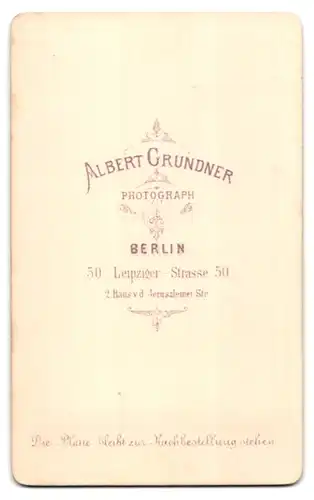 Fotografie Albert Grundner, Berlin, Leipziger-Str. 50, Portrait junger Soldat in Uniform mit Mittelscheitel