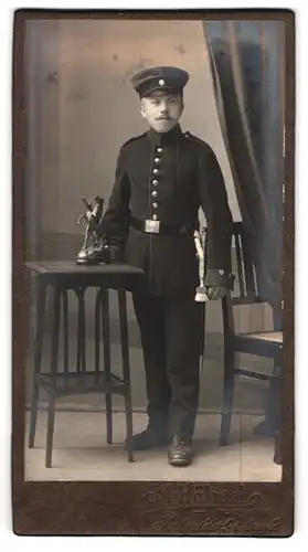 Fotografie M.Hähnel, Jahnsdorf / Erzgeb., Portrait Soldat in Uniform mit Bajonett und Portepee