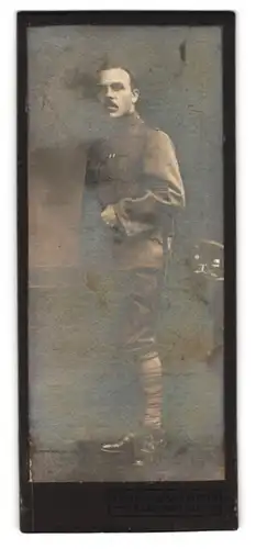 Fotografie Köhler & Saemann, Halberstadt, Portrait Husar in Feldgrau Uniform mit Bajonett, leicht ausgesilbert