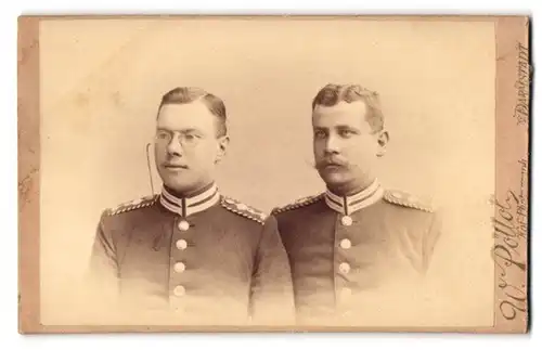 Fotografie W. Pöllot, Darmstadt, Hügelstr. 59, Portrait Einjährig-Freiwillige in Gardeuniform mit Zwickerbrille