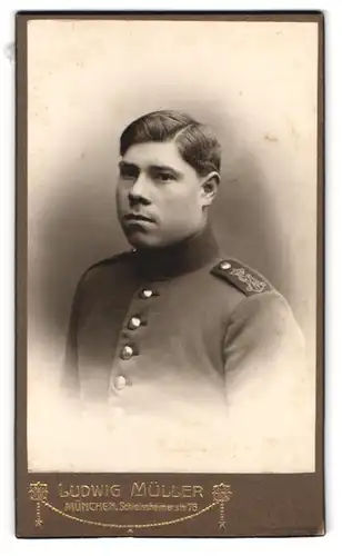 Fotografie Ludwig Müller, München, Schleissheimerstr. 76, Portrait Soldat in Uniform mit Schulterstück