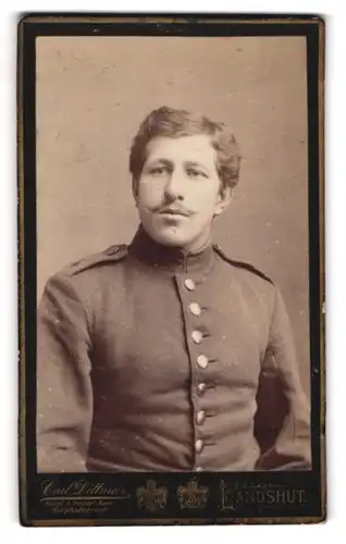 Fotografie Carl Dittmar, Landshut, zwischen den Brücken, Portrait Soldat in Uniform Rgt. 4 mit Moustache