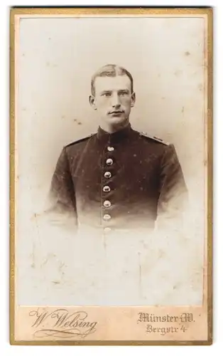 Fotografie W. Welsing, Münster i. W., Bergstr. 4, Portrait Soldat in Uniform