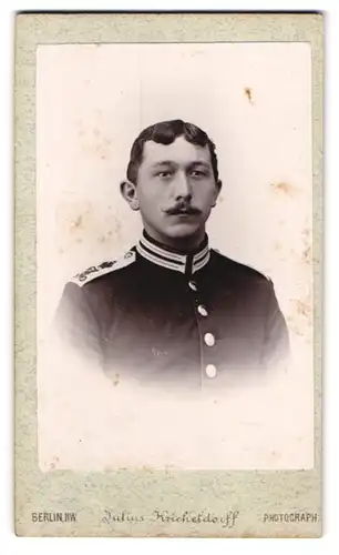Fotografie Julius Kricheldorff, Berlin, Karl-Str. 26, Portrait Soldat in Garde Uniform mit Moustache