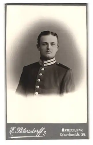 Fotografie E. Petersdorff, Berlin, Portrait Scharnhorststr, 36, Portrait Soldat in Garde Uniform