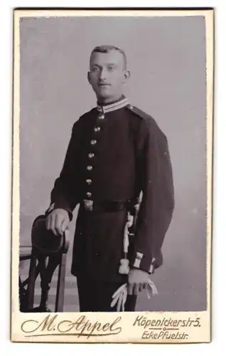 Fotografie M. Appel, Berlin, Köpenickerstr. 5, Portrait junger Soldat in Garde Uniform mit Bajonett und Portepee