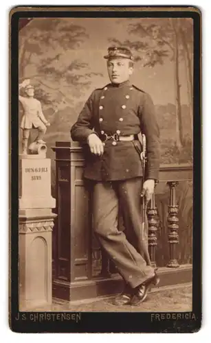 Fotografie J. C. Christensen, Fredericia, Danmarksgade 21, Portrait dänischer Soldat in Uniform Rgt. 12 mit Bajonett