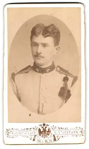 Fotografie N. Stockmann, Wien, Praterstr. 10, Portrait österreichischer Soldat in Uniform mit Schützenschnur