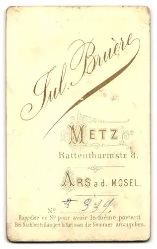 Fotografie Jul. Bruere, Metz, Rattenthurmstr. 8, Portrait Soldat in Uniform Rgt. 16 mit Bajonett lehnt an einer Säule