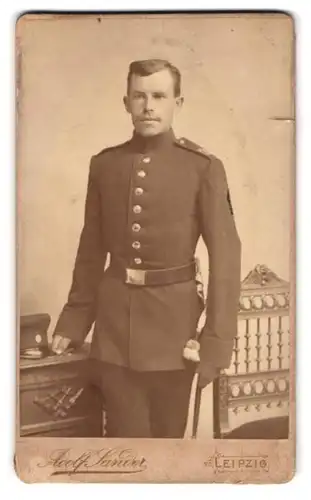 Fotografie Adolf Sander, Leipzig, Löhrstr. 4, Portrait Soldat Herbig in Uniform Rgt. 131 mit Bajonett