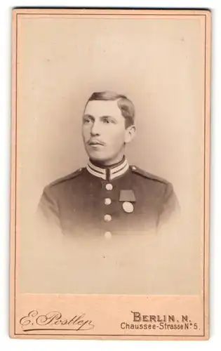 Fotografie E. Postlep, Berlin, Chaussee-Str. 5, Portrait Soldat in Garde Uniform mit Orden an der Brust