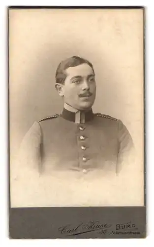 Fotografie Carl Kruse, Burg, Schartauer-Str. 4, Portrait Einjährig-Freiwilliger Uffz. in Uniform mit Moustache
