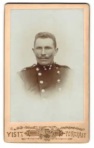Fotografie Fr. Giessel, Wien, Haslingerg. 3, Portrait Wachtmeister Wilhelm in Uniform mit Kaiser Wilhelm Bart