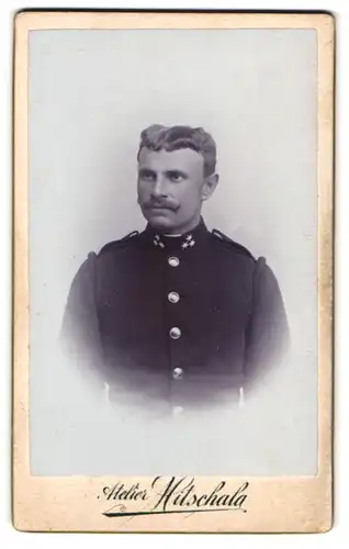 Fotografie Atelier Mitschala, Mähr. Neustadt, Portrait Soldat Hans in Uniform mit drei Sternen