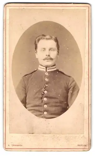 Fotografie F. Tannhof, Berlin, Chaussee-Str. 51, Portrait Soldat in Garde Uniform mit Kettenband
