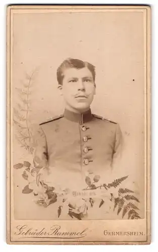 Fotografie Gebrüder Rummel, Germersheim, Portrait Soldat in Uniform Rgt. 17 im Passepartout
