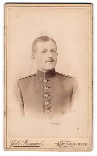 Fotografie Gebr. Rummel, Germersheim, Portrait Soldat in Uniform Rgt. 17 mit Moustache