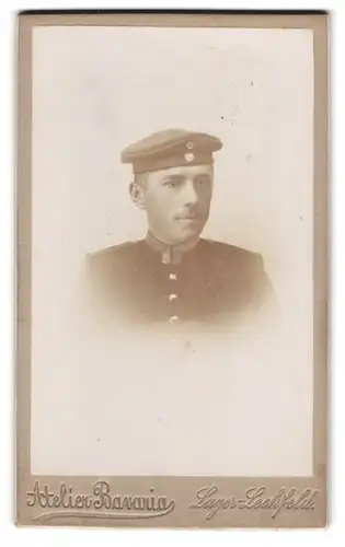 Fotografie Atelier Bavaria, Lager-Lechfeld, Portrait junger Uffz. in Uniform mit Krätzchen