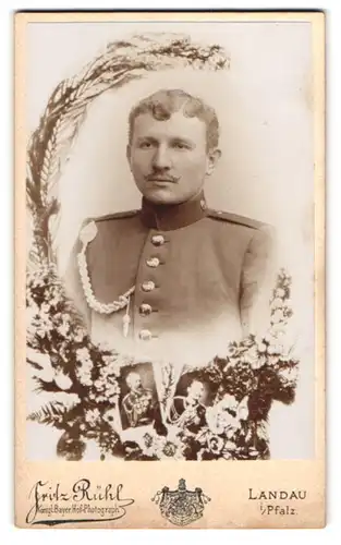 Fotografie Fritz Rühl, Landau i. Pfalz., Portrait Soldat in Uniform Rgt. 28 im Passepartout mit Bilder Kaiser Wilhelm I.