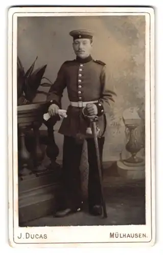 Fotografie J. Ducas, Mülhausen / Elsass, Illzacherstr. 67, Portrait Soldat in Uniform Rgt. 22 mit Säbel