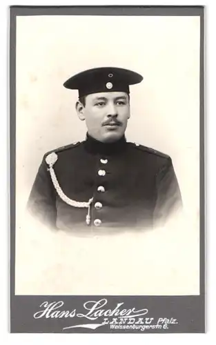 Fotografie Hans Lacher, Landau i. Pfalz, Weissenburgerstr. 6, Portrait Soldat in Uniform Rgt. 12 mit Schützenschnur
