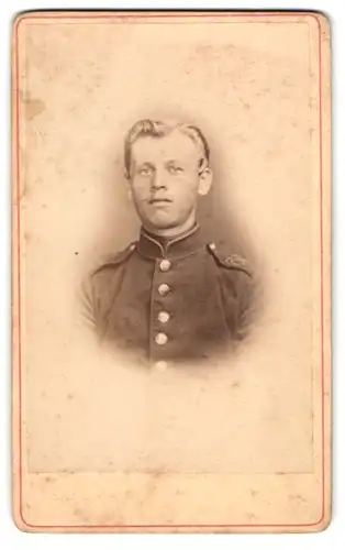 Fotografie unbekannter Fotograf und Ort, Portrait junger Soldat in Uniform