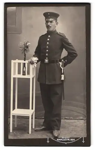 Fotografie unbekannter Fotograf und Ort, Portrait Soldat in Uniform Rgt. 127 mit Bajonett und Portepee