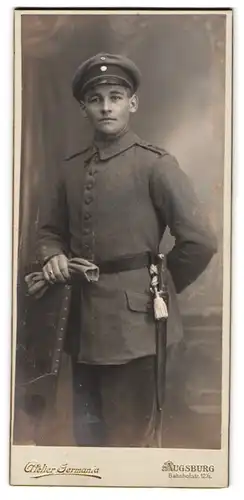 Fotografie Atelier Germania, Augsburg, Bahnhofstr. 12 1 /2, Portrait junger Soldat in Feldgrau Uniform mit Bajonett