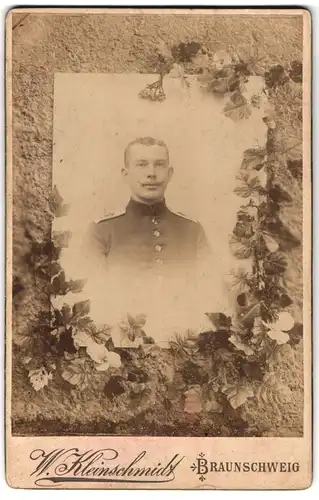 Fotografie W. Kleinschmidt, Braunschweig, Soldat in Uniform mit Moustache im Passepartout