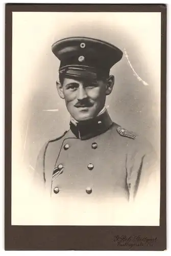 Fotografie Gustav Reh, Stuttgart, Esslingerstr. 11, Portrait Soldat in Uniform mit eingestecktem Orden