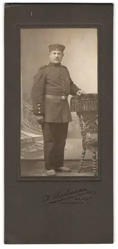Fotografie J. Beckmann, Alzey, Weinrufstr. 11, Portrait Soldat in Uniform mit Krätzchen