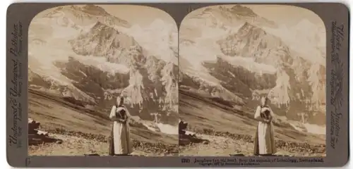 Stereo-Fotografie Underwood & Underwood, New York, Ansicht Scheidegg, Frau in Tracht vor Jungfrau Bergmassiv