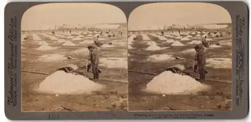 Stereo-Fotografie Underwood & Underwood, New York, Arbeiter schuftet auf den Salzfeldern einer Saline in Russland