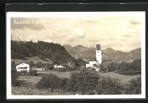 Foto-AK Rossholzen, Kirche im Ort mit Berglandschaft