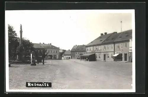 Foto-AK Rabonitz, Strassenpartie im Ort mit Geschäften