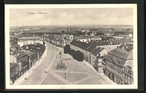 AK Königgrätz / Hradec Kralove, Platz mit Denkmal