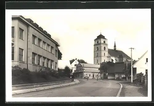 AK Sobotka, Strassenpartie mit Kriche