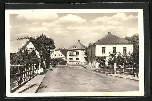 AK Ostromer, Strassenpartie mit Häusern