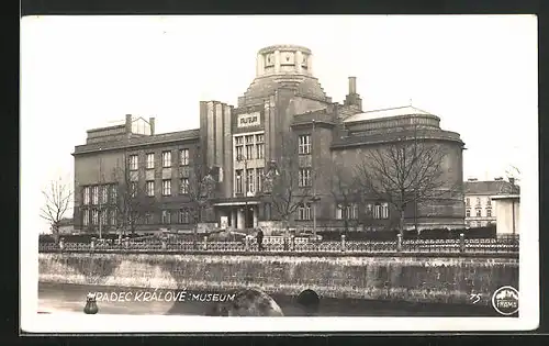 AK Königgrätz / Hradec Kralove, Museum am Fluss