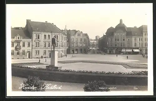 AK Königgrätz / Hradec Kralove, Grosser Platz mit Denkmal