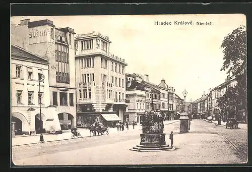 AK Königgrätz / Hradec Kralove, Marktplatz mit Geschäften und altem Brunnen