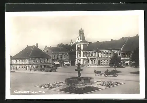AK Trebechovice, Rathausplatz mit Brunnen