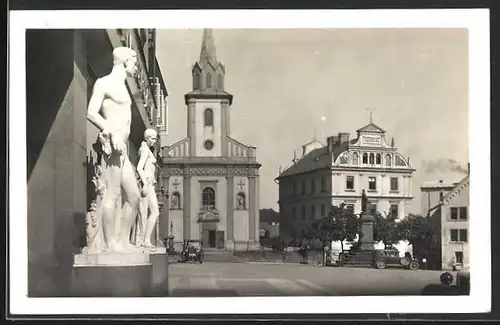 AK Nova Paka, Platz im Ort mit Statuen und Kirche